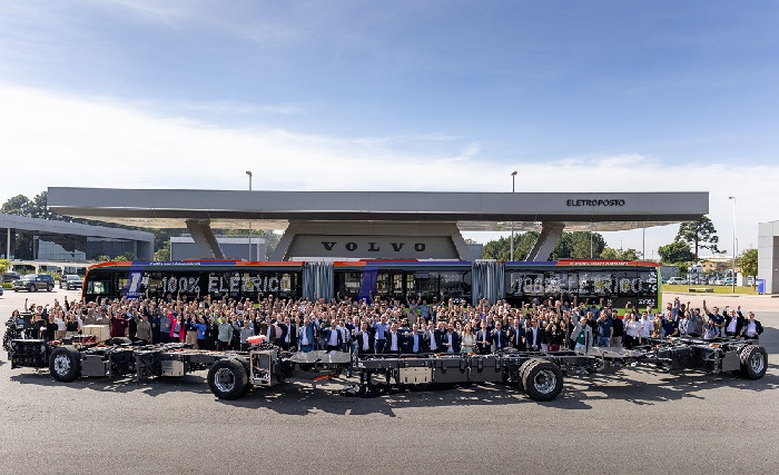 Volvo inicia produção de ônibus biarticulados e articulados elétricos no Brasil