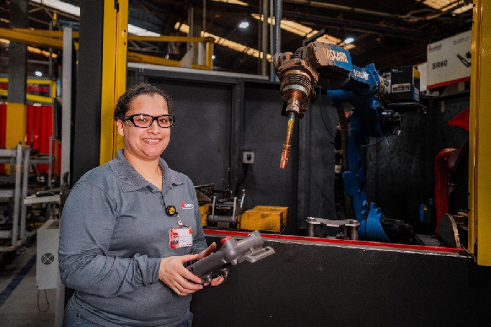 Mulheres na linha de frente da inovação: colaboradora da AGCO é destaque na soldagem robotizada