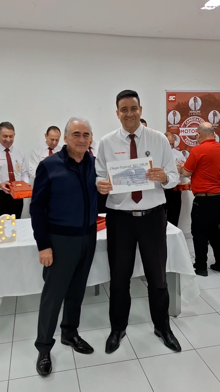 Agnaldo Aparecido é premiado pelo CEO Francisco Mazon