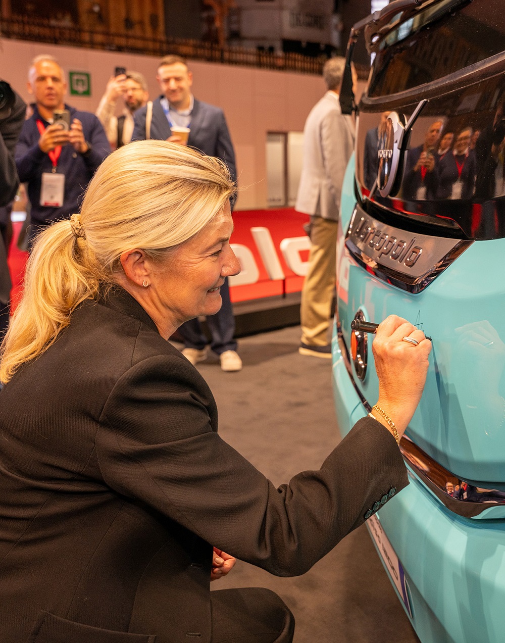 Anna Westerberg, CEO da Volvo Buses, sela parceira com a Marcopolo