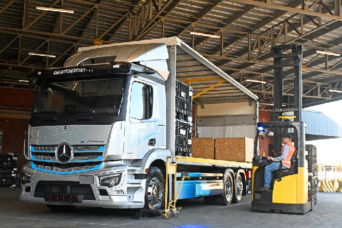 Mercedes-Benz do Brasil utiliza caminhões elétricos eActros em logística interna na fábrica de São Bernardo do Campo