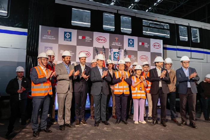 Fundador da BYD acompanha testes do monotrilho SkyRail e entrega ônibus elétrico com bateria Blade em São Paulo