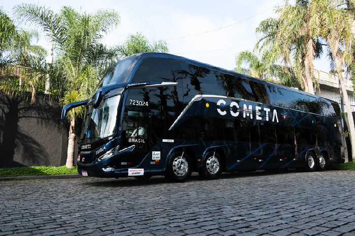 São Paulo Fashion Week (SPFW) celebra 30 anos, e Viação Cometa renova parceria com Ângela Brito pelo 7º ano consecutivo