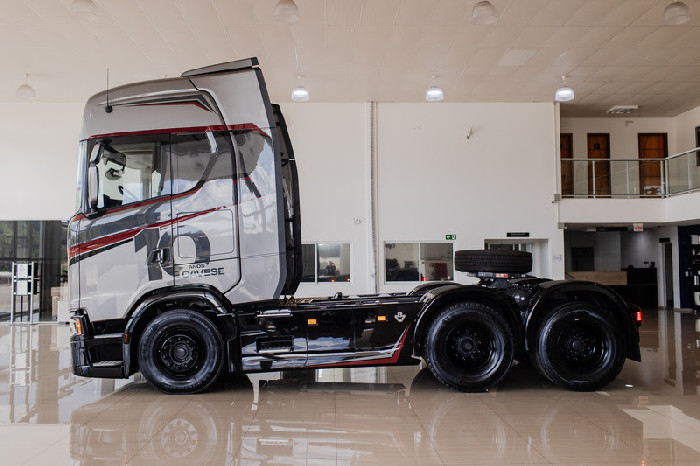 Scania Cavese completa 10 anos e comemora com sorteio inédito de caminhão V8 na Fetranslog