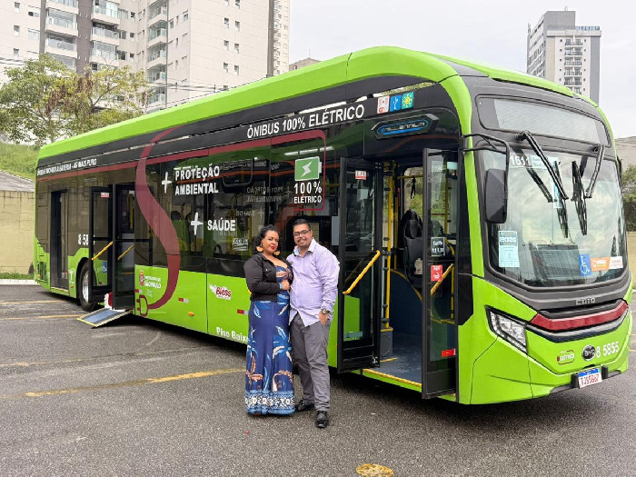 Casal se casa dentro de um ônibus durante a BBF 2025, em Barueri