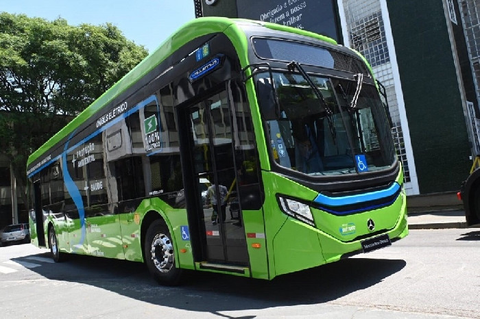 Mercedes-Benz eO500U lidera o mercado de ônibus elétricos no Brasil em 2025 e avança com mais de 200 unidades em negociação